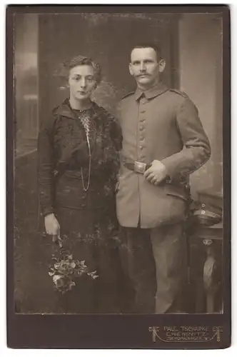 Fotografie Paul Tschapke, Chemnitz, Zschopauerstrasse 79, Portrait Soldat in Uniform nebst Gattin