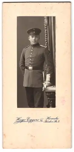 Fotografie Hugo Eggers, Hameln, Bäcker Str. 2, Portrait Soldat in Uniform mit Bajonett