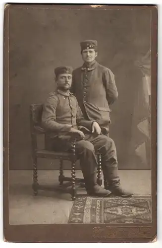 Fotografie Karl Hertlein, Stuttgart, Rotebühl-Strasse 35, Portrait Soldaten in Feldgrau Uniform und Krätzchen