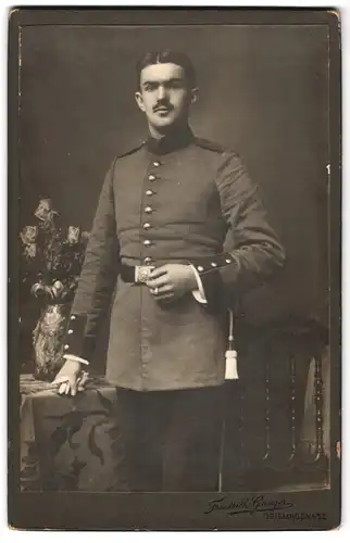 Fotografie Friedrich Gauger, Geislingen, Portrait Soldat in Uniform mit Bajonett und Portepee