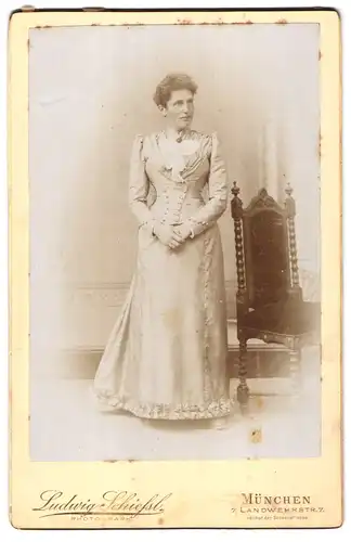 Fotografie Ludwig Schliessl, München, Landwehrstr. 7, Dame im weissen Kleid mit verschränkten Armen