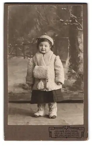 Fotografie Julius Grusche, Neugersdorf i/S., Portrait kleines, lächelndes Mädchen im Strickjäckchen