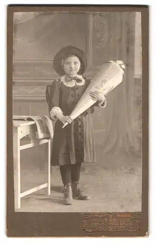 Fotografie Julius Grusche, Neugersdorf i/S., Portrait kleine Schulanfängerin mit Zuckertüte