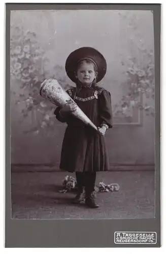 Fotografie A. Taggeselle, Neugersdorf i/S., Portrait kleines Mädchen mit Hut und Schultüte