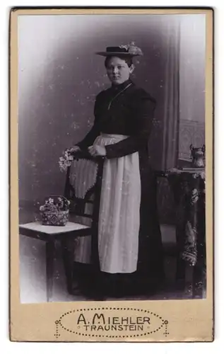 Fotografie A. Miehler, Traunstein, Königstr. 4, Portrait Frau in bayrischer Tracht mit Hut
