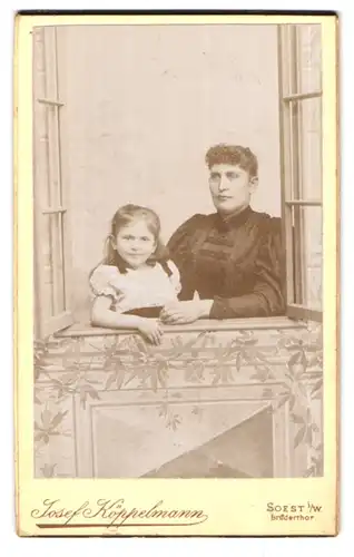 Fotografie Josef Köppelmann, Soest i/W., Brüdertor, Portrait Mutter mit Töchterchen am Fenster
