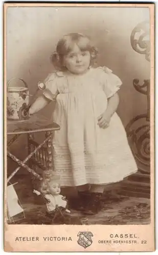 Fotografie Atelier Victoria, Kassel, Obere Königstr. 22, Portrait kleines Mädchen mit Puppe und Giesskanne