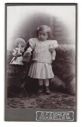 Fotografie G.F. Eichler, Schmölln S./A., Portrait süsse Mädchen mit grosser Puppe