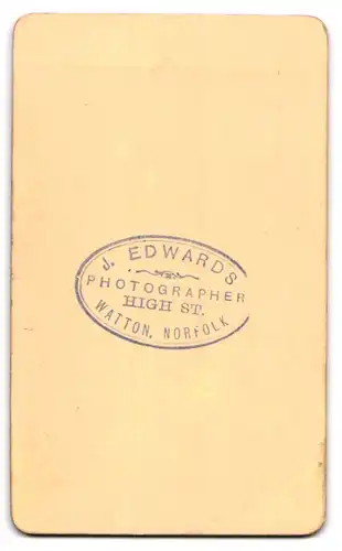 Fotografie J. Edwards, Watton, Hight Street, junger Mann im feinen Zwirn