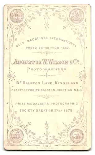 Fotografie Augustus W. Wilson, Kingsland, 13 Dalston Lane, schmunzelnder junger Mann