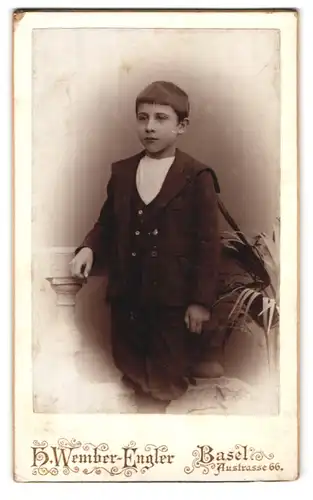 Fotografie H. Wember-Engler, Basel, Austrasse 66, Junge im Anzug