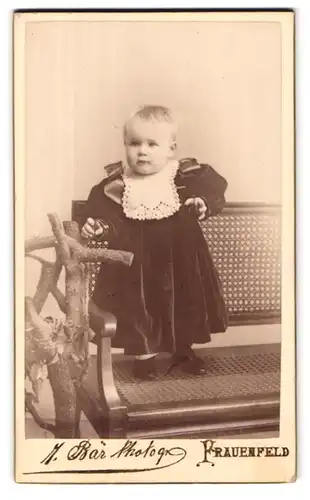Fotografie Jak. Bär, Frauenfeld, bei der Kaserne, Kleinkind im Kleid