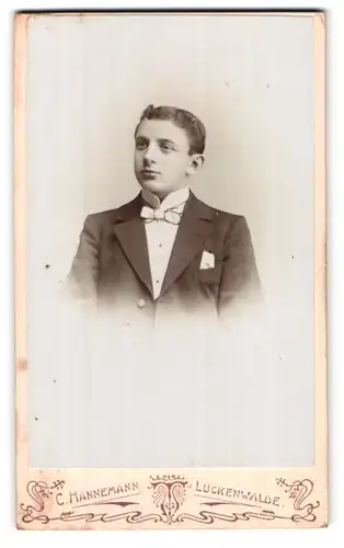 Fotografie C. Hannemann, Luckenwalde, Trebbinerstrasse 6, junger Herr im Anzug mit Einstecktuch