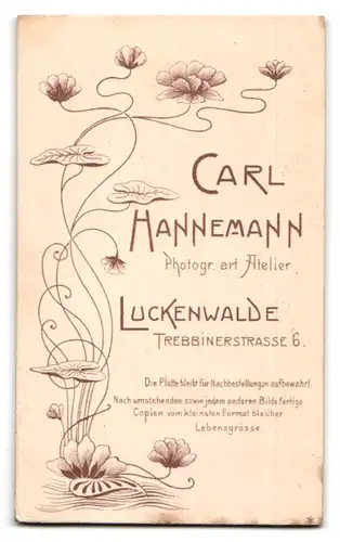 Fotografie C. Hannemann, Luckenwalde, Trebbinerstrasse 6, junger Herr im Anzug mit Einstecktuch