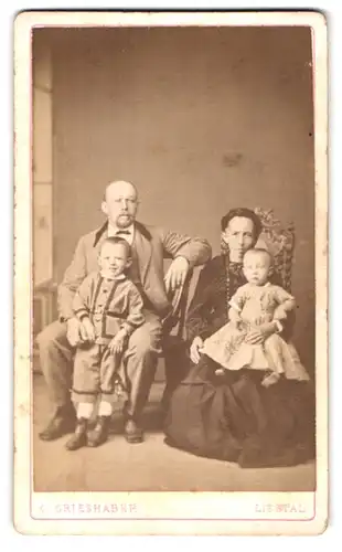 Fotografie C. Grieshaber, Liestal, Portrait bürgerliches Paar mit zwei Kindern