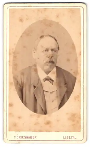 Fotografie C. Grieshaber, Liestal, Portrait älterer Herr im Anzug mit Oberlippenbart