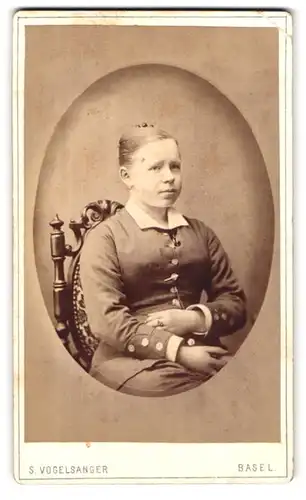 Fotografie S. Vogelsanger, Basel, St. Johann Vorstadt 35, Portrait junge Dame in modischer Kleidung
