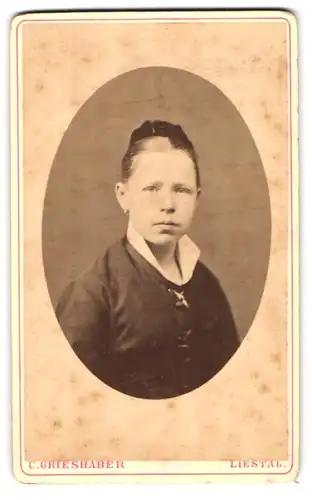 Fotografie C. Grieshaber, Liestal, Portrait junge Dame in modischer Kleidung