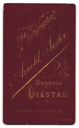 Fotografie Arnold Seiler, Liestal, Burgstrasse, Portrait junge Dame mit Kragenbrosche und Amulett