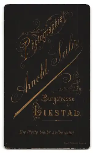 Fotografie Arnold Seiler, Liestal, Burgstrasse, Portrait modisch gekleideter Herr mit Oberlippenbart