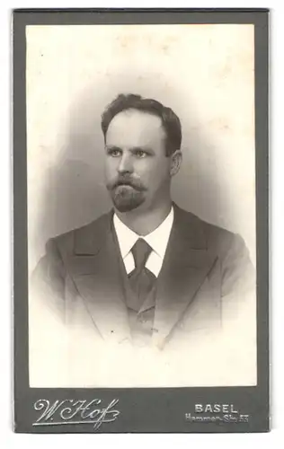 Fotografie W. Hof, Klein-Basel, Hammerstrase 53, Portrait elegant gekleideter Herr mit Henriquatre-Bart