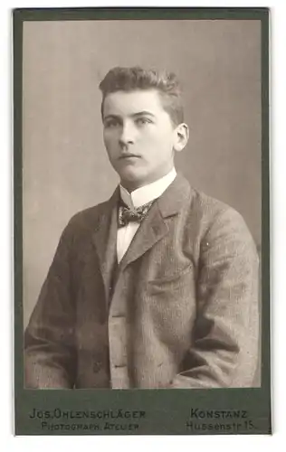 Fotografie Jos. Ohlenschläger, Konstanz, Hussenstrasse 15, Portrait junger Mann in Anzug mit Fliege