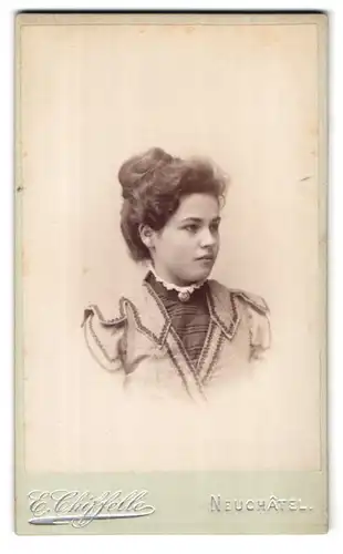 Fotografie E. Chiffelle, Neuchâtel, Place Piaget, Portrait junge Dame mit Hochsteckfrisur