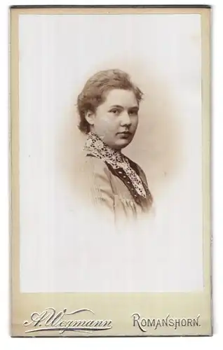 Fotografie A. Wegmann, Romanshorn, Portrait hübsch gekleidete Dame mit Spitzenkragen