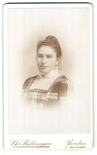 Fotografie chs. Ballenegger, Yverdon, Rue de Neuchâtel, Portrait junge Dame mit hochgestecktem Haar