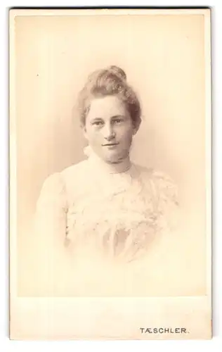 Fotografie Atelier Taeschler, St. Gallen-St. Fiden, Portrait junge Dame mit hochgestecktem Haar