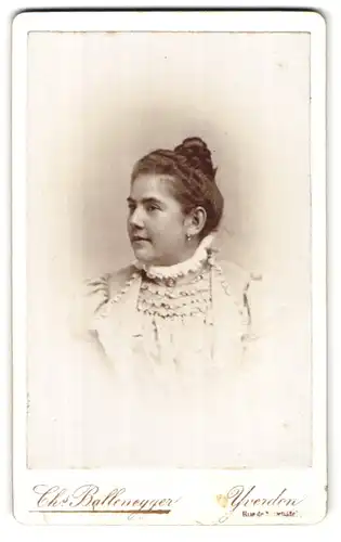 Fotografie Chs. Ballenegger, Yverdon, Rue de Neuchâtel, Portrait junge Dame mit Hochsteckfrisur