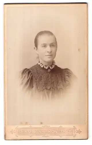 Fotografie J. Kuban, Konstanz, Eingang Hieronymusgasse und Husenstrsse, Portrait junge Dame mit zurückgebundenem Haar