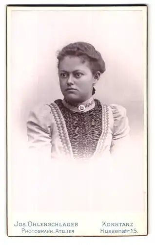 Fotografie Jos. Ohlenschläger, Konstanz, Hussenstrasse 15, Portrait junge Dame im Kleid mit Kragenbrosche