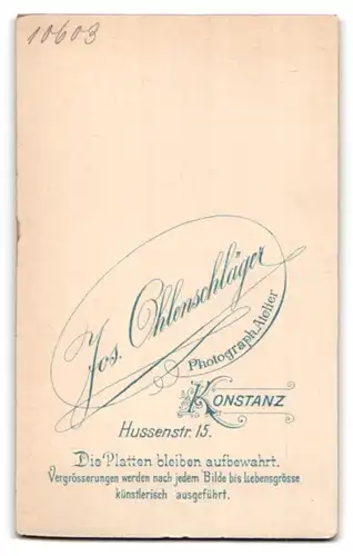 Fotografie Jos. Ohlenschläger, Konstanz, Hussenstrasse 15, Portrait junge Dame im Kleid mit Kragenbrosche