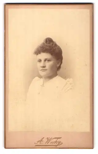 Fotografie A. Wicky, Berne-Soleure, Portrait junge Dame mit hochgestecktem Haar