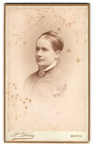 Fotografie P. Does, Bern, Marktgasse 41, Portrait bürgerliche Dame mit Hochsteckfrisur und Kragenbrosche