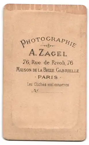 Fotografie A. Zagel, Paris, 76, Rue de Rivoli, 76, Portrait kleines Mädchen im Kleid mit Blumenkorb