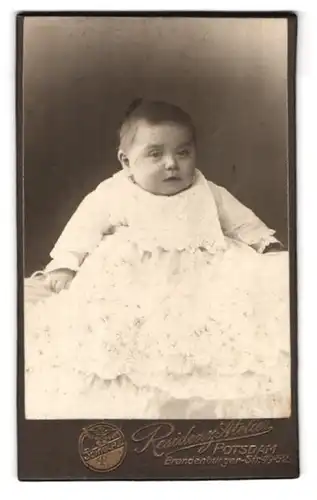 Fotografie F. Schwarz, Potsdam, Brandenburgerstrasse 49-52, Portrait süsses Baby in weisser Kleidung