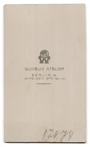 Fotografie Atelier Globus, Berlin-W, Liepziger-Strasse 132-137, Portrait junge Dame in hübscher Kleidung