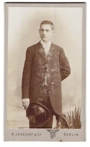 Fotografie A. Jandorf & Co., Berlin-SW, Bellealliancestrasse 1-2, Portrait junger Herr in modischer Kleidung