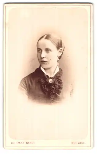 Fotografie Herman Koch, Neuwied a /Rh., Engerser-Strasse 86, Portrait junge Dame in zeitgenössischer Kleidung