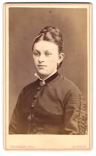 Fotografie Naumann, Leipzig, Dorotheen-Strasse 12, Portrait junge Dame mit Hochsteckfrisur