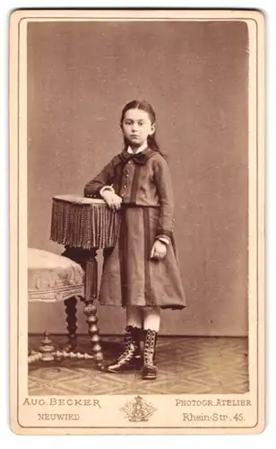 Fotografie August Becker, Neuwied, Rhein-Strasse 45, Portrait hübsches Mädchen in modischer Kleidung