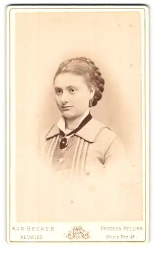 Fotografie August Becker, Neuwied, Rhein-Strasse 45, Portrait junge hübsche Dame mit Amulett