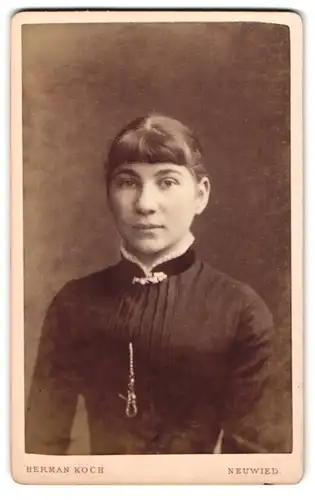 Fotografie Herman Koch, Neuwied, Portrait junge Dame mit Kragenbrosche