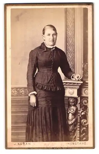 Fotografie J. Kuban, Konstanz, Eingang Hieronymusgasse u. Husenstrasse, Portrait junge Dame in hübscher Kleidung