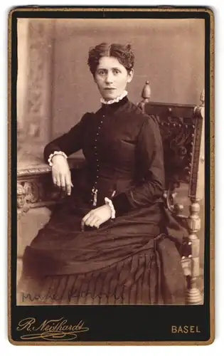 Fotografie Robert Neithardt, Basel, Clarastrasse 54, Portrait hübsche Dame in zeitgenössischer Kleidung