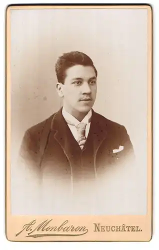 Fotografie A. Monbaron, Neuchâtel, Rue de l`Hôpital 17, Portrait junger Mann im Anzug mit Krawatte