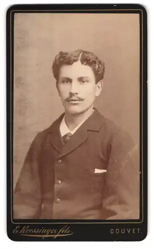 Fotografie E. Roessinger fils, Couvet, Portrait modisch gekleideter Herr mit Oberlippenbart