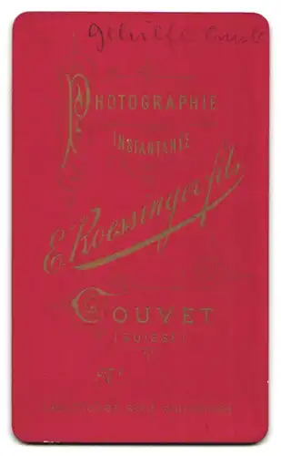 Fotografie E. Roessinger fils, Couvet, Portrait modisch gekleideter Herr mit Oberlippenbart